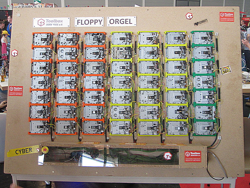 49 Floppy Laufwerke machen Musik