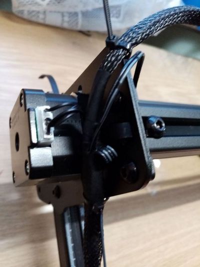 Kabelbinder am linken Motor