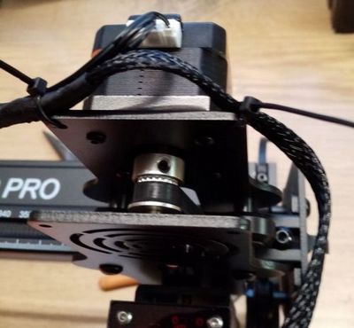 Kabelbinder am mittleren Motor